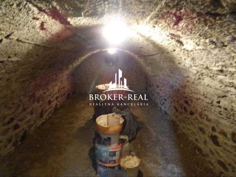 Steinkeller mit Beleuchtung, ausgestattet mit Baumaterialien in einem Einfamilienhaus in Goncruszka.