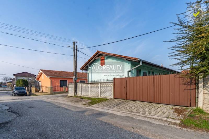 Straße mit Einfamilienhäusern und einem Auto in Veľký Meder, Hotels und Pensionen in der Umgebung.
