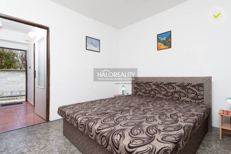 Schlafzimmer mit Doppelbett, weißen Wänden und Bildern in Hotels und Pensionen.