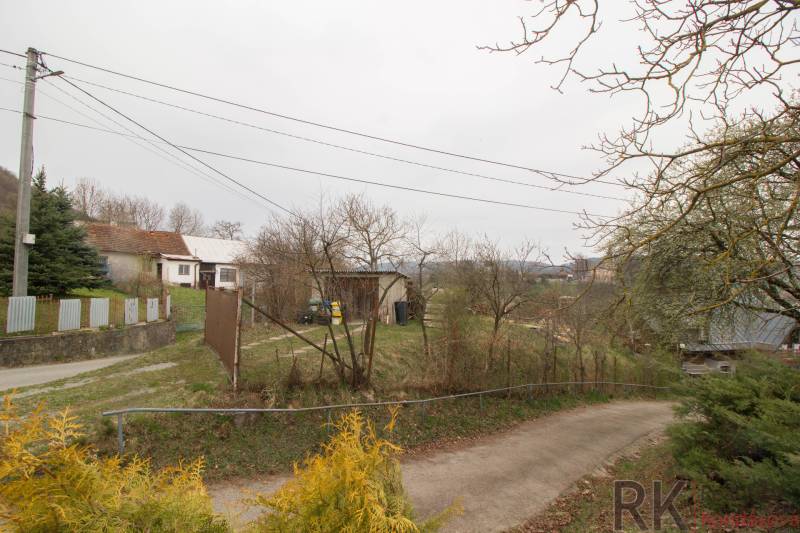Ein ländliches Einfamilienhaus in Kostoľany nad Hornádom, umgeben von Natur und einer befestigten Straße.