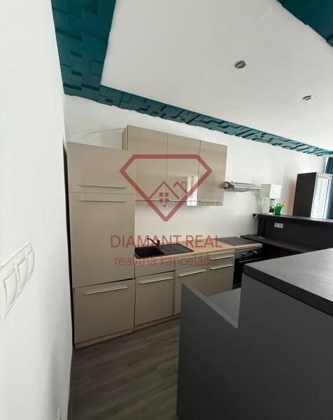 Eine Küche mit Einbauschränken und Kochfeld in einem Einfamilienhaus.