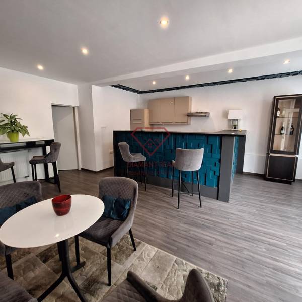 Innenraum eines Einfamilienhauses mit Bartresen, Esstisch und bequemen Stühlen.