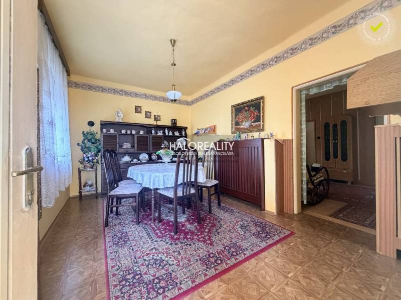 Ein sanft abgestimmtes Esszimmer in einem Einfamilienhaus mit einem Boden in Holzoptik.