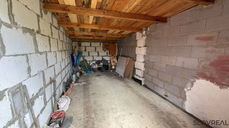 Ungeordnete Garage mit Lagerraum in einer 3-Zimmer-Wohnung in Čierne Blato in Pukanec.