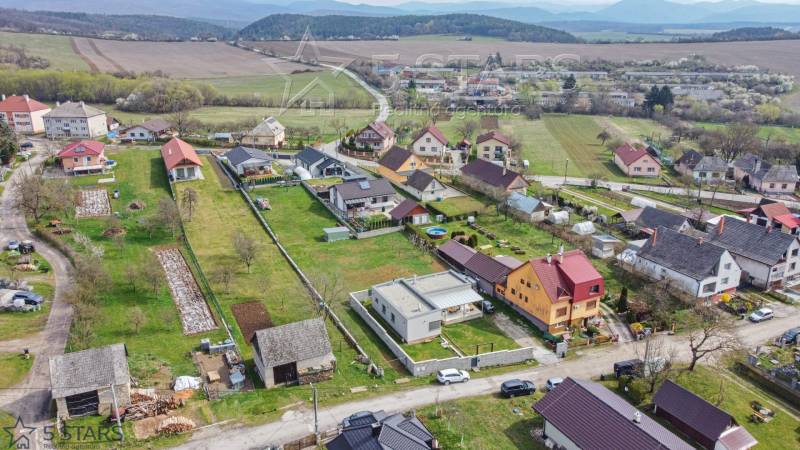 Blick auf Einfamilienhäuser in Neporadza in der Bošianska-Straße aus der Vogelperspektive.