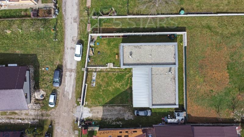 Luftaufnahme eines Einfamilienhauses in der Bošianska-Straße in Neporadza mit einem grasbewachsenen Hof.
