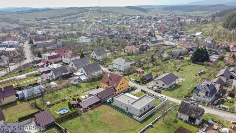 Luftaufnahme von Einfamilienhäusern im Dorf Neporadza in der Bošianska-Straße.