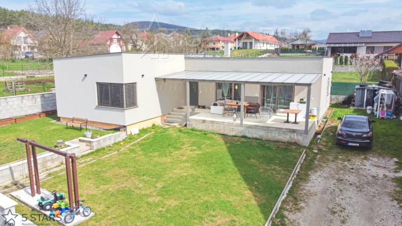 Einfamilienhaus in der Bošianska-Straße in Neporadza mit Terrasse und Garten.