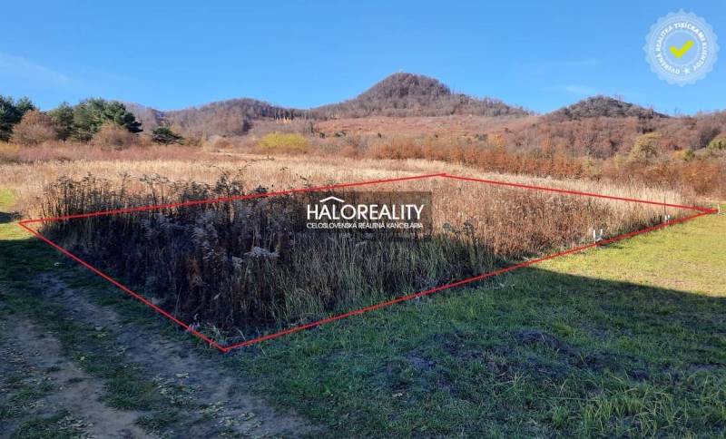 Grundstücke - Wohnen in Fintice mit Blick auf bewaldete Hügel und klaren Himmel.
