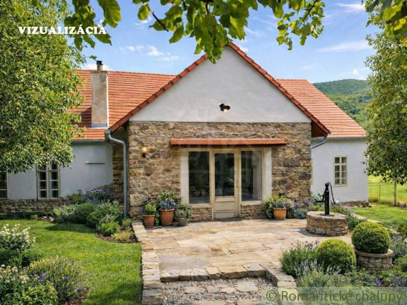 Ein Familienhaus in Dobroč mit Steinelementen, umgeben von einem gepflegten Garten und Bäumen.