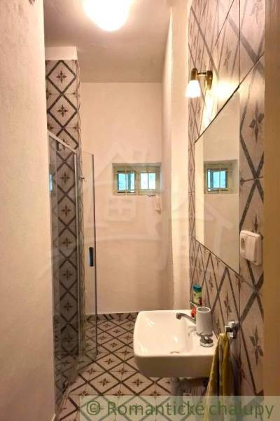 Badezimmer mit Fliesenmuster in einem Einfamilienhaus.