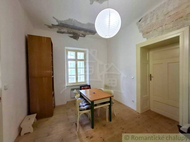 Esszimmer in einem Einfamilienhaus mit einem einfachen Tisch und einem Boden in Holzoptik.