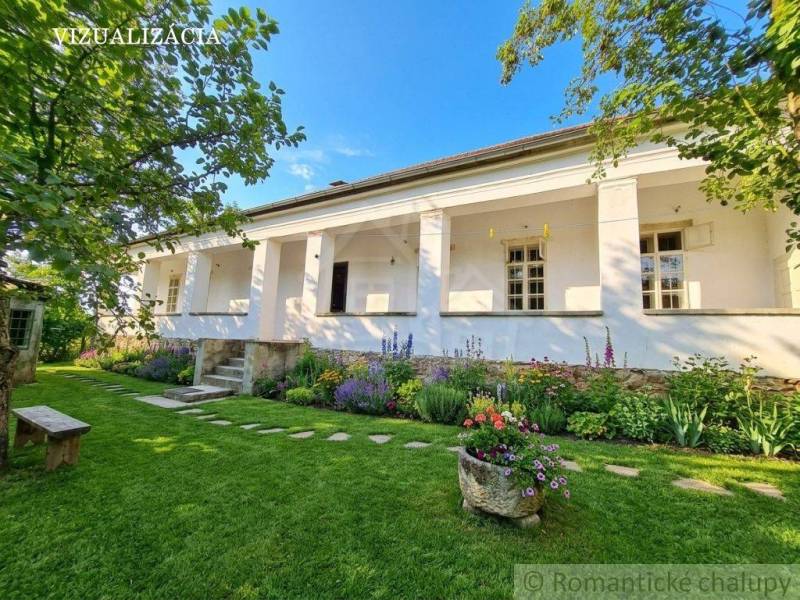Ein Einfamilienhaus in Dobroč mit Garten und Blumenbeeten, umgeben von Bäumen und einer Bank.