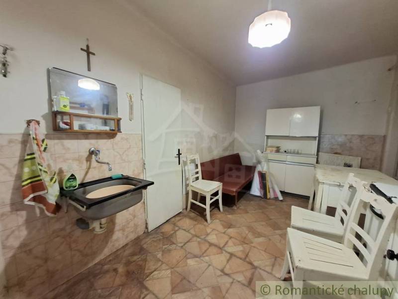 Interieur eines Einfamilienhauses mit gefliester Wand, Möbeln und Spüle.