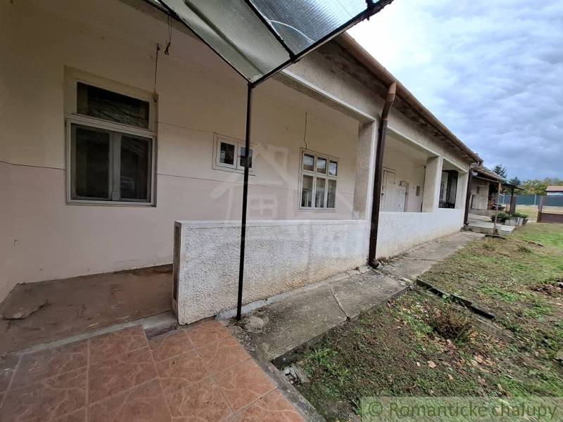 Einfamilienhaus in Mužla mit kleinem Hof und überdachter Terrasse.
