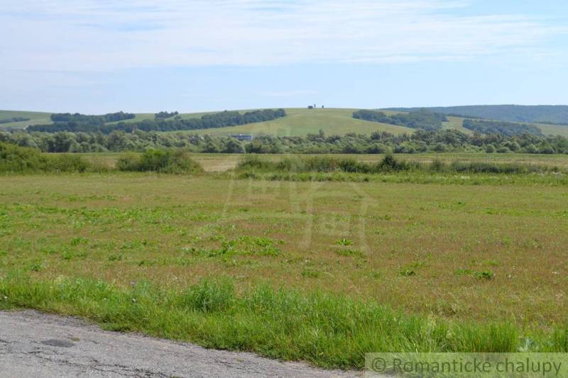 Landwirtschaftliche und forstwirtschaftliche Flächen in der Nähe der Stadt Šandal mit sichtbarer Landschaft und Feldern.