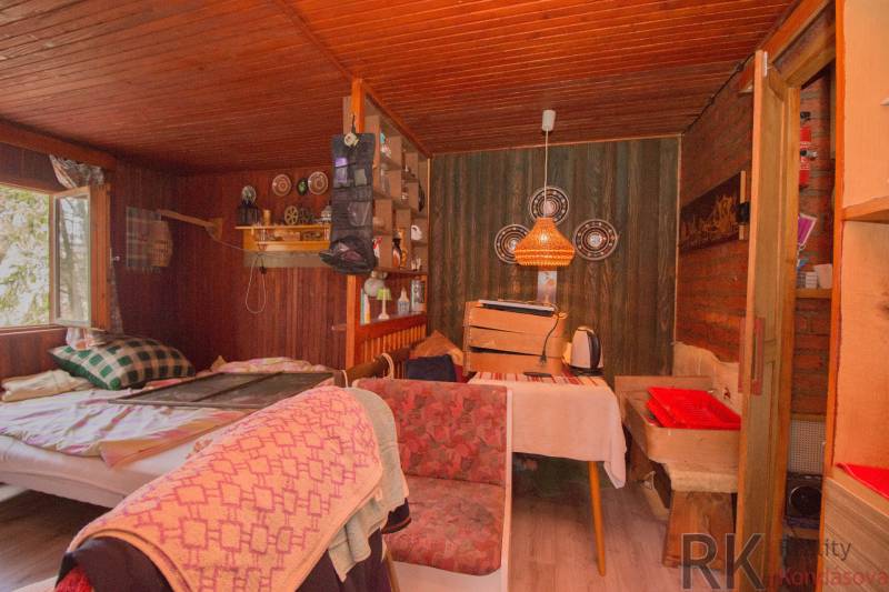 Rustikales Zimmer auf Erholungsgrundstücken mit Holzdekor und bequemer Sitzecke.