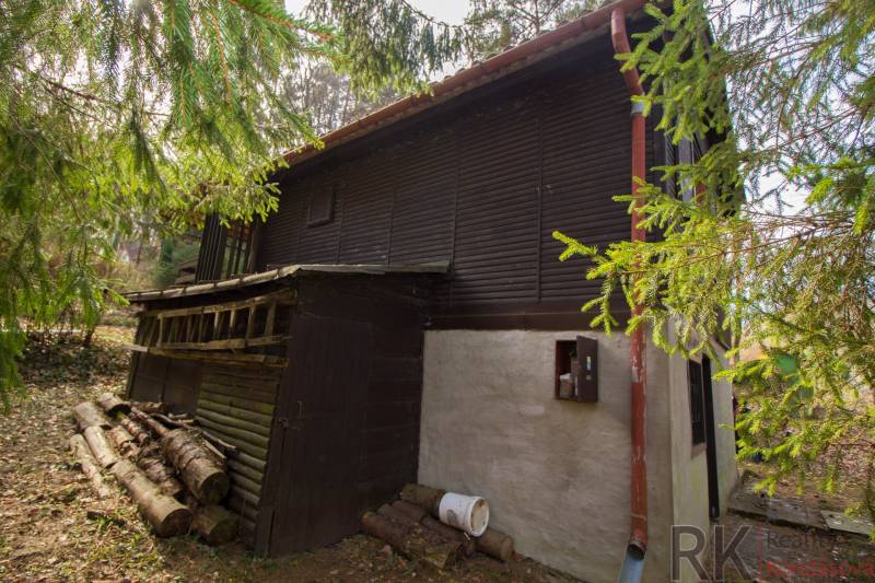 Eine Holzhütte umgeben von Grün auf Erholungsgrundstücken in Holčíkovce.