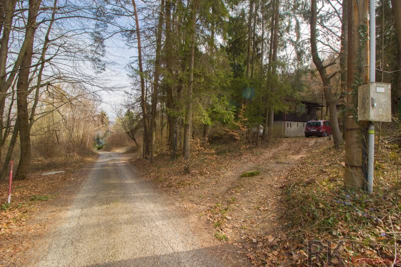 Naturlandschaft mit einem Waldweg auf Erholungsgrundstücken in Holčíkovce.
