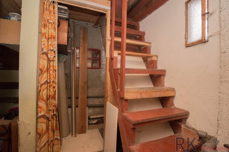 Holztreppe, die in den ersten Stock führt, Innenraum der Erholungsgrundstücke.