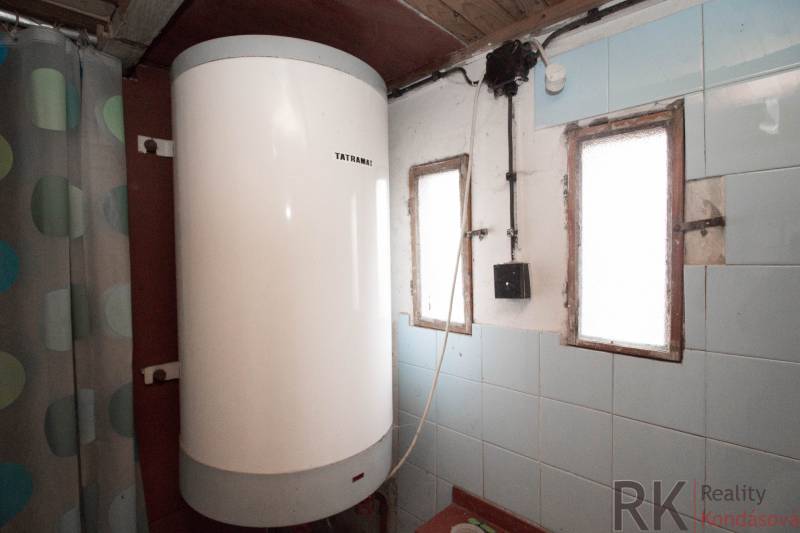 Boiler im Innenbereich mit blauen Fliesen auf Erholungsgrundstücken.