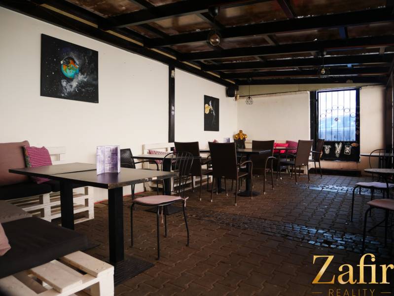 Bequeme Sitzgelegenheiten in gemütlichen Gastronomiebereichen mit Kunst an den Wänden.