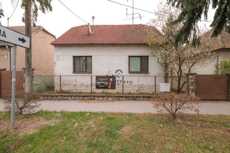 Einfamilienhaus in der Zelenečská-Straße in Trnava mit rotem Ziegeldach.
