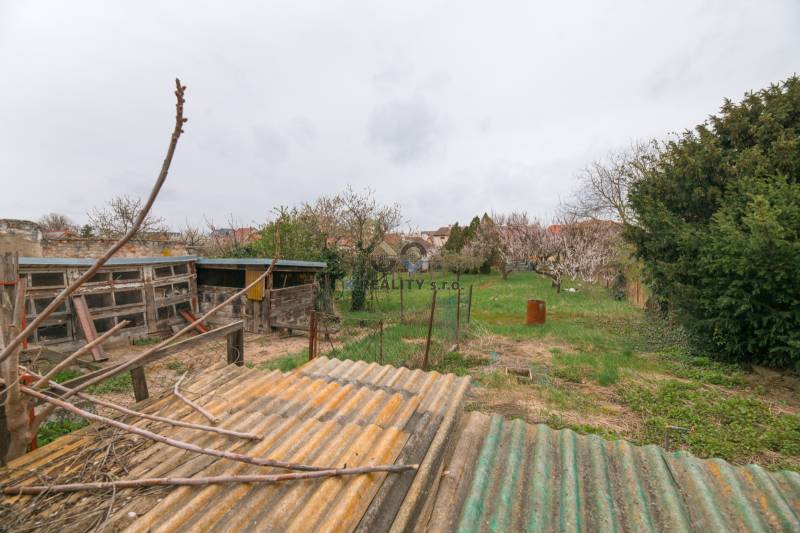 Ein Garten mit einem Schuppen und Bäumen hinter einem Einfamilienhaus in der Zelenečská-Straße in Trnava.
