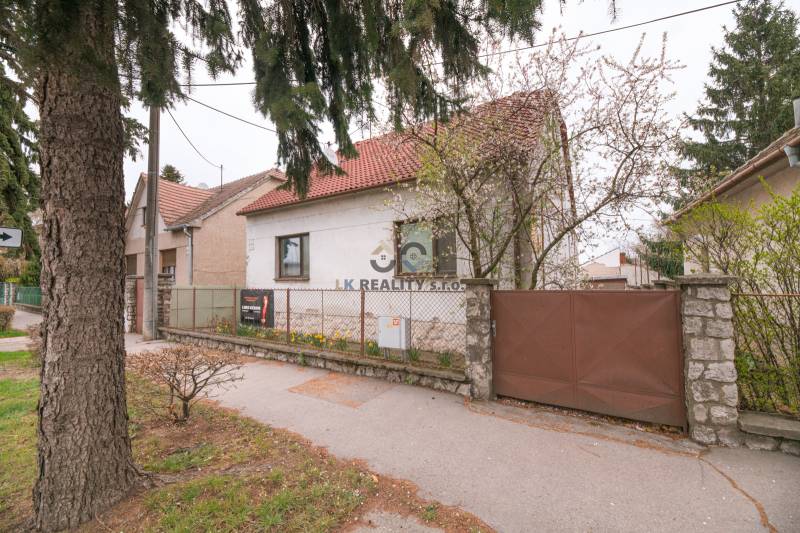 Ein Einfamilienhaus in der Zelenečská-Straße in Trnava mit Vorgarten und Tor.