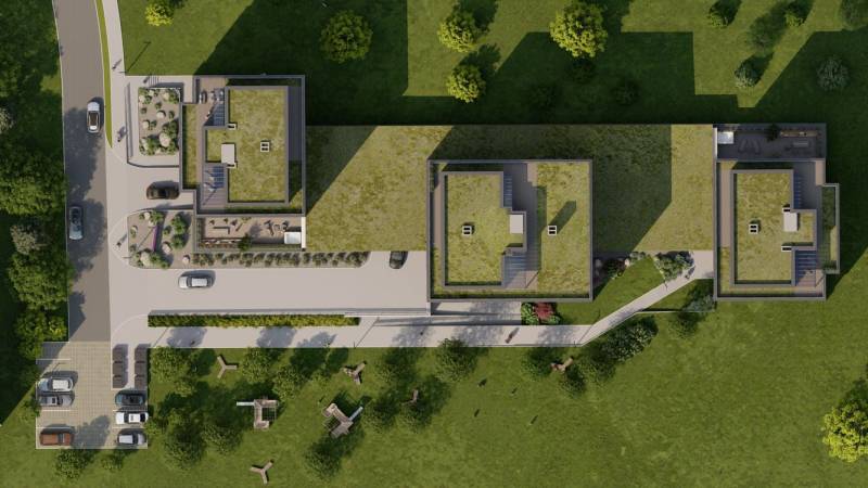 Luftaufnahme der Dächer und des umliegenden Parks der drei Gebäude in der Suchoňova-Straße in Poprad Juh.