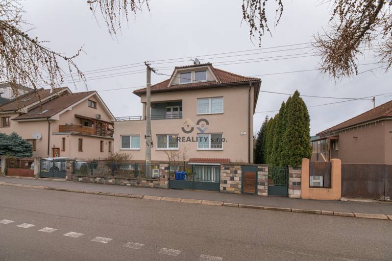Straße der Befreier, Haus mit 2-Zimmer-Wohnung, Trenčín, mit Zäunen und Bäumen.