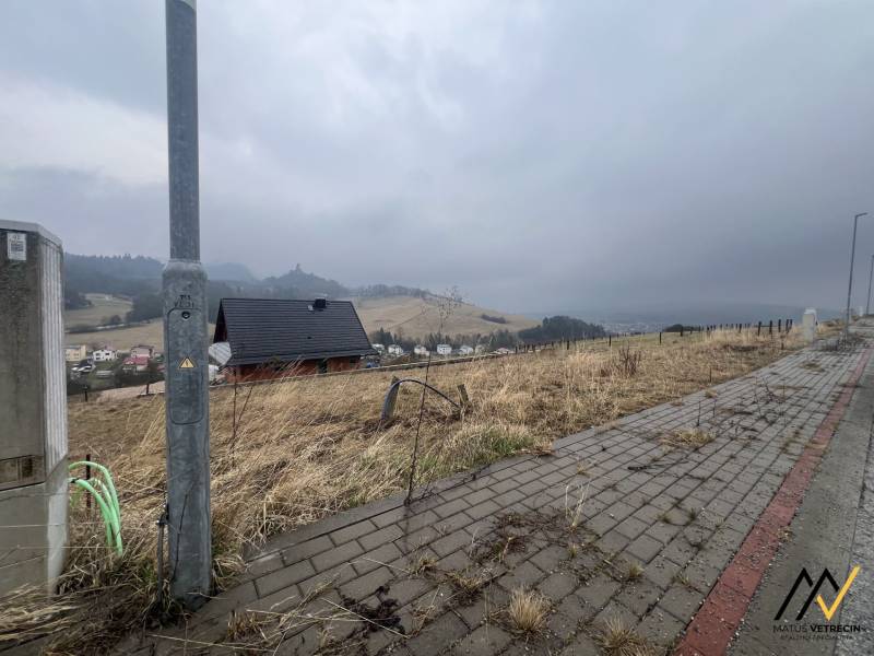 Blick auf Grundstücke - Wohnen in Stará Ľubovňa mit sichtbarem Gehweg und Haus.