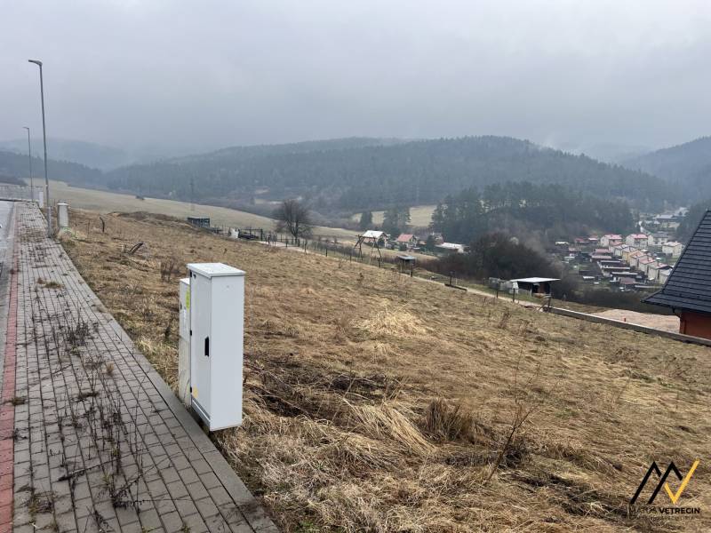 Baugrundstücke in Stará Ľubovňa mit Blick auf grüne, frische Hügel.