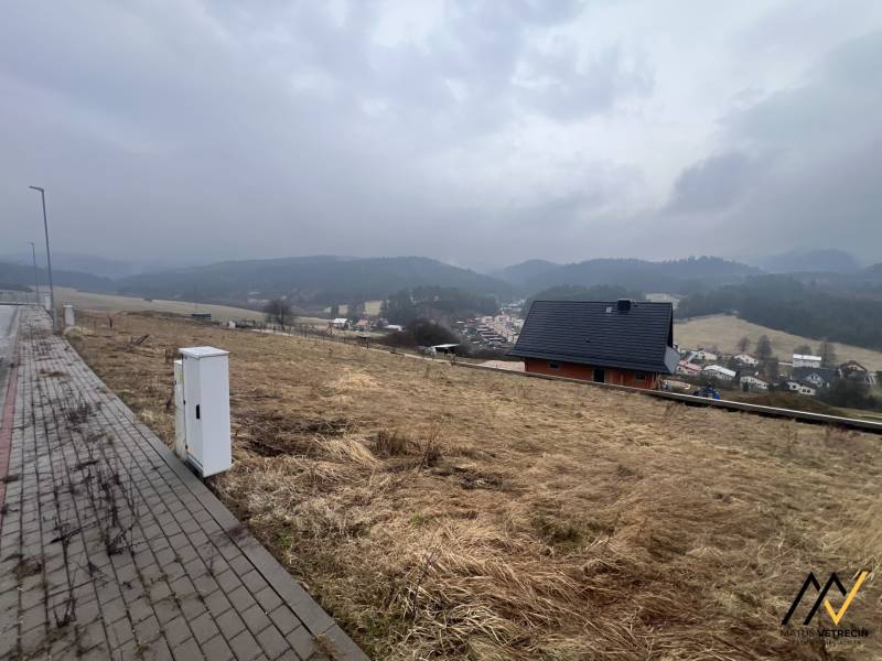 Grundstücke - Wohnen in Stará Ľubovňa mit Blick auf die Hügel und Hausdächer.