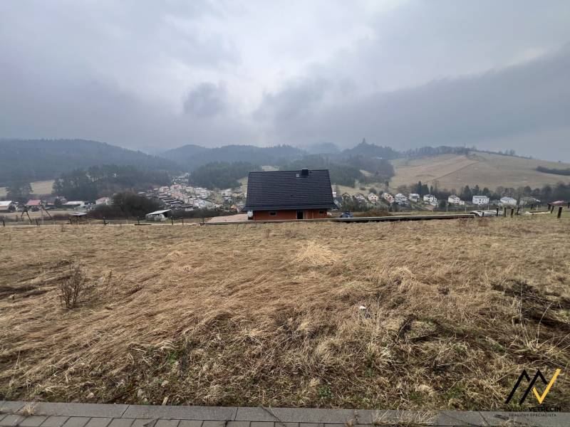 Grundstücke zum Wohnen in Stará Ľubovňa mit Blick auf die ländliche Umgebung und das Dorf.