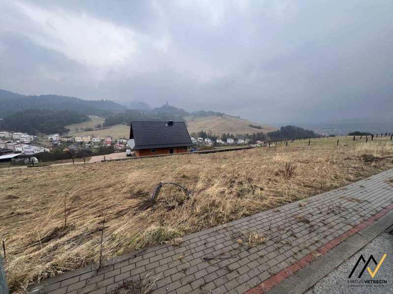 Nebehinderte Aussicht von Wohnbaugrundstücken in Stará Ľubovňa mit Haus und Bäumen.