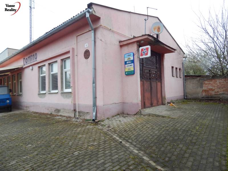 Rosa Gebäude in Búča mit der Aufschrift 