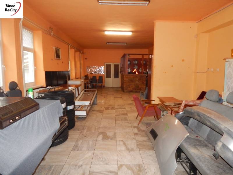 Innenraum von Gastronomiebereichen mit orangefarbenen Wänden, Lagerraum mit Stühlen und Ausstattung.