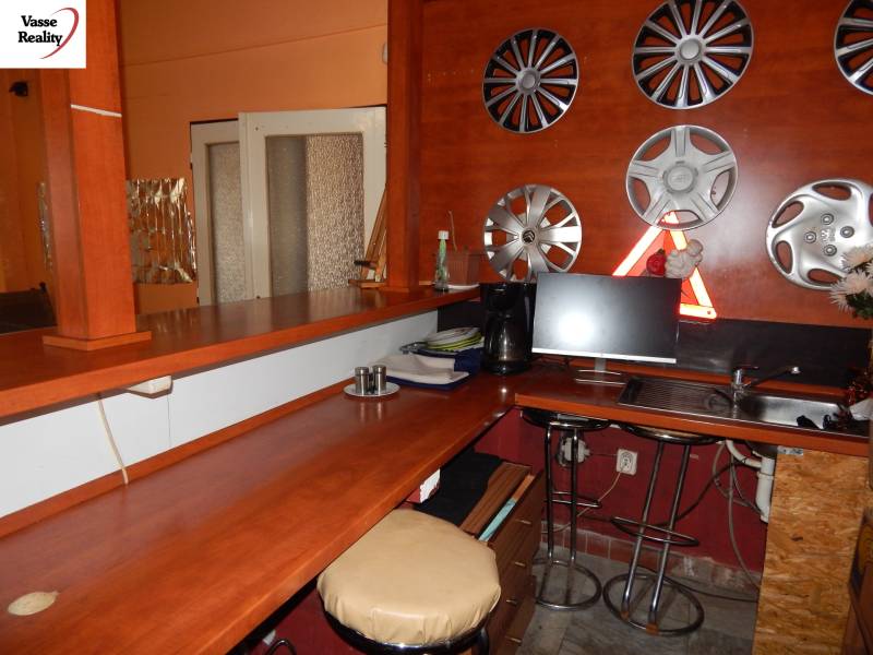 Ein Interieur mit einer Bar und Dekoration aus Radkappen an der Wand in Gastronomieräumen.