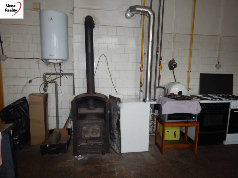 Gastronomické Räume mit Kachelherd und Geräten, Boden mit Holzdekor.