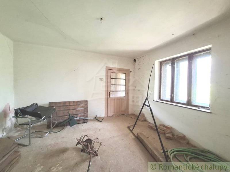 Interieur der Hütte: ein Raum mit einfacher Ausstattung und Holztüren.