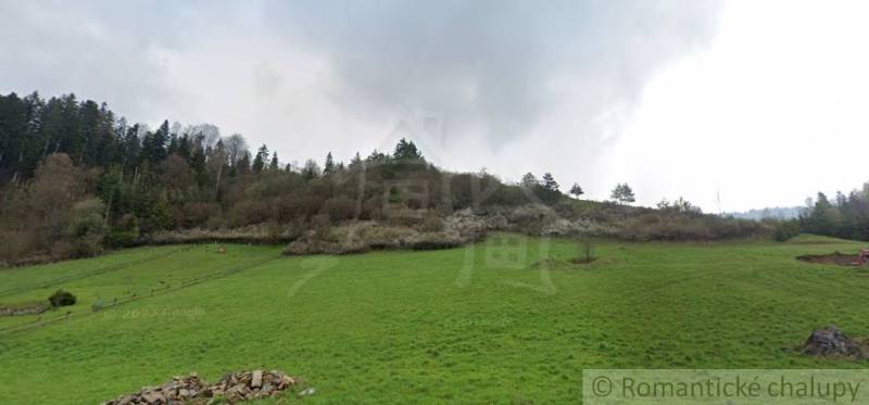 Grünfläche in Havka mit Hügeln und Bäumen, ideal für Grundstücke - Wohnen.