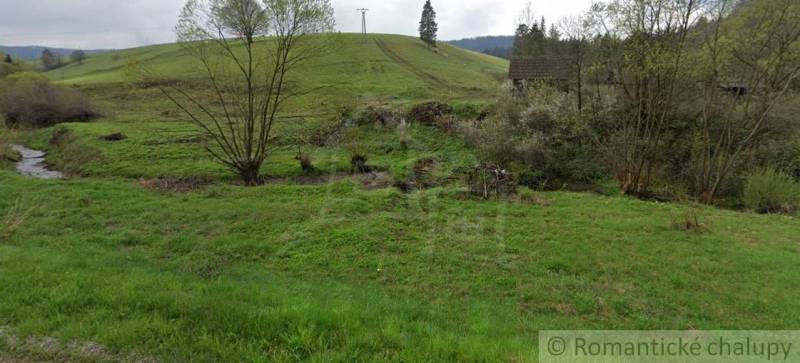 Blick auf grüne Wiesen und Hügel in der Stadt Havka, Gebiet Grundstücke - Wohnen.