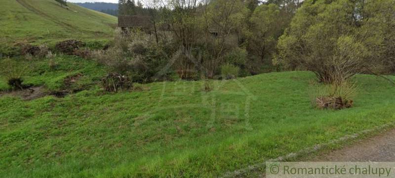 Grünflächen und Bäume auf Wohnbaugrundstücken in der Stadt Havka.