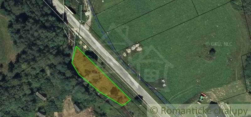 Luftaufnahme von Grundstücken - Wohnen in Havka an der Hauptstraße.