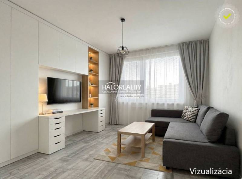Wohnzimmer mit Ecksofa, Fernseher an der Wand und Holzboden in einer Zweizimmerwohnung.