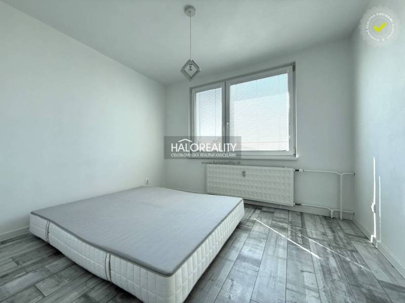 Schlafzimmer mit grauem Boden in Holzoptik in einer 2-Zimmer-Wohnung.
