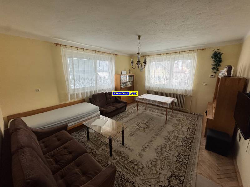 Wohnzimmer mit klassischer Einrichtung, Teppich und Sofa in einem Einfamilienhaus.