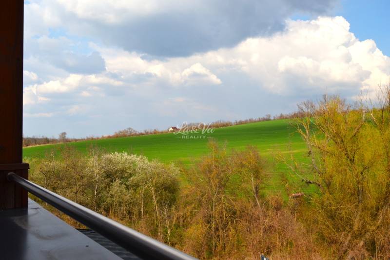 Blick aus einer 2-Zimmer-Wohnung auf grüne Felder in Podhájska in Svätuša.