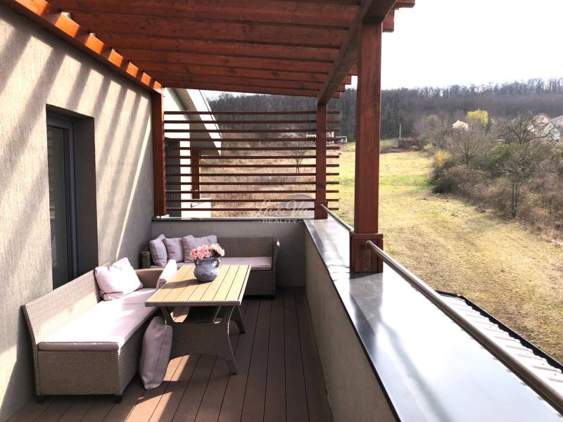 Blick von der Terrasse einer 2-Zimmer-Wohnung in Podhájska auf Svätuša, mit bequemer Sitzgelegenheit.